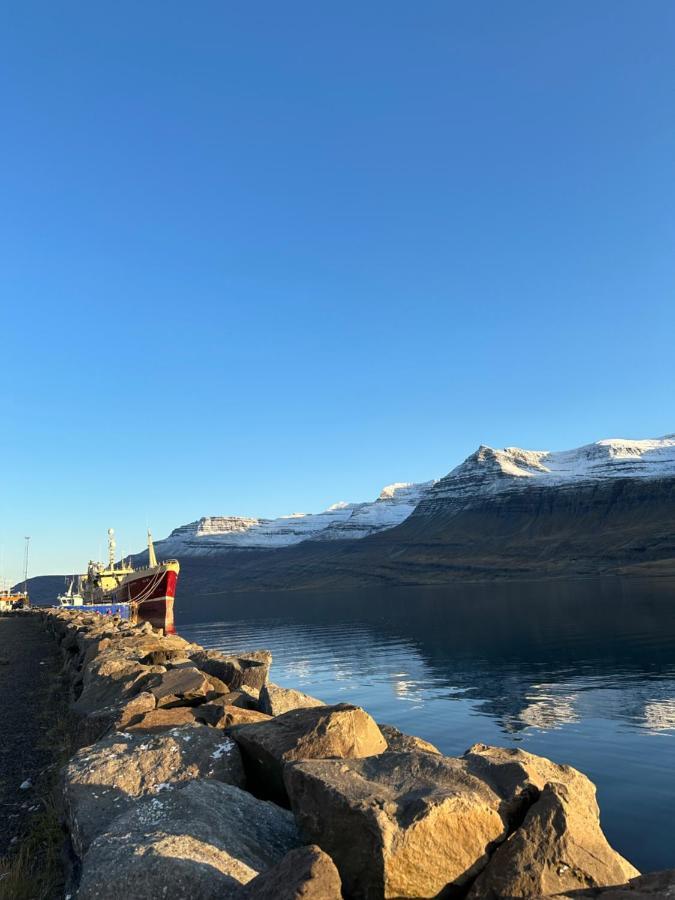 Taergesen Guesthouse Reydarfjordur Экстерьер фото